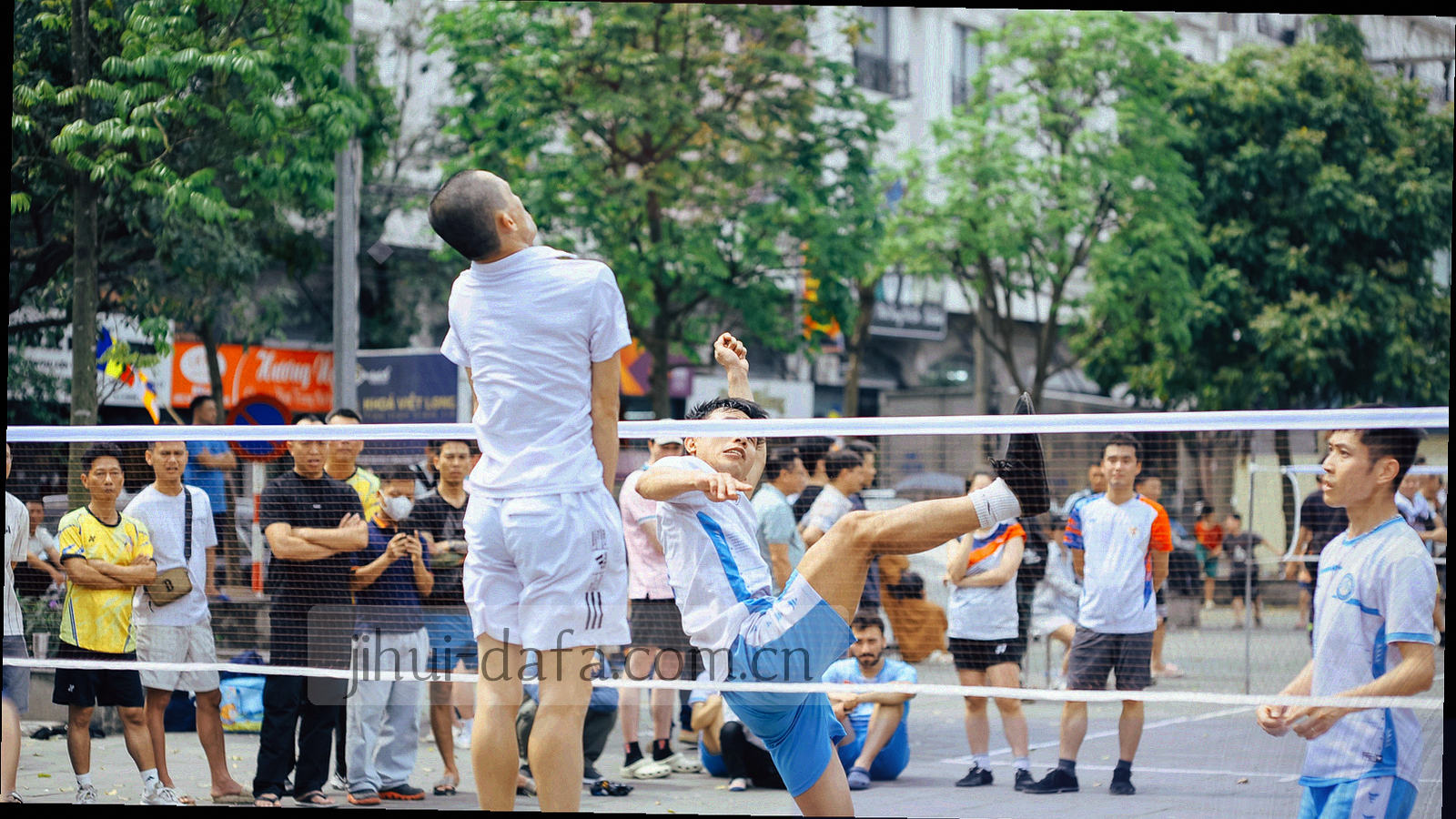 抽象的蓝色几何图形和金色线条，传达现代科技感